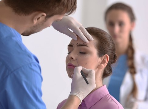 تاريخ أول عملية تجميل عرفها العالم وأغرب عمليات التجميل على الإطلاق