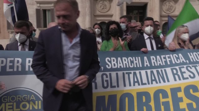 Flash mob di FdI a Montecitorio: Lamorgese si scusi e si dimetta
