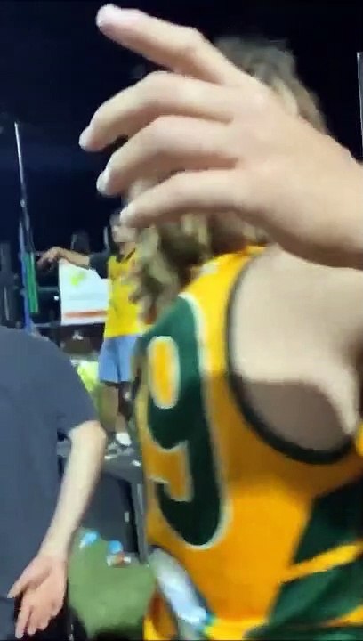 Ce fan voulait vraiment chanter à la place du chanteur...