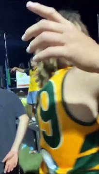 Ce fan voulait vraiment chanter à la place du chanteur...