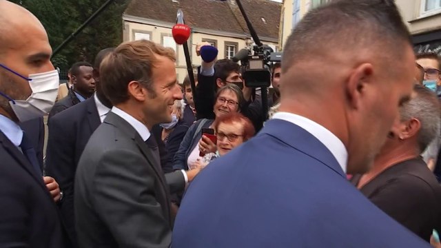 Emmanuel Macron entonne L’École est finie de Sheila avec des personnes venues le saluer