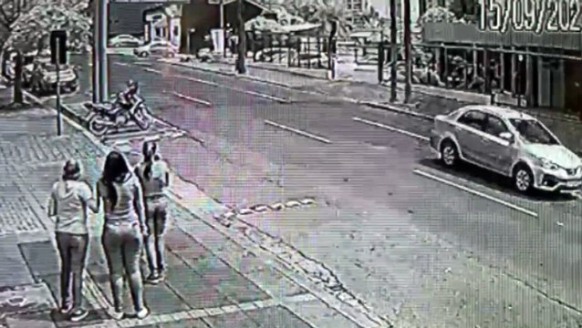 Impressionante: Veja o momento que motociclista é arremessado em vidraça de hospital após colisão