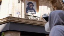 Paris : les affiches de l’artiste John Hamon dans le viseur de la mairie ?