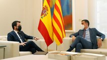 La burla por la espalda de Aragonès a Sánchez: Quita la bandera de España cuando el socialista no mira
