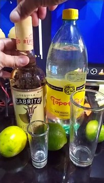 tequila cabrito reposado con agua mineral de manantial topo chico y limones una bebida refrescante muy parecida a la margarita con hielo