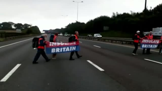 Activistas medioambientales paran el tráfico en la autovía con más tráfico de Londres