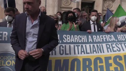 Il flash mob di FdI a Montecitorio: "Lamorgese si scusi e si dimetta"