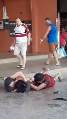 Homem joga água para conter briga de mulheres na Rodoviária de Umuarama