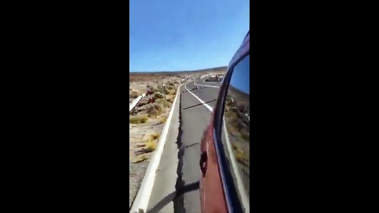 Inmigrantes ilegales bloquean ruta de Colchane para obligar a detener autos