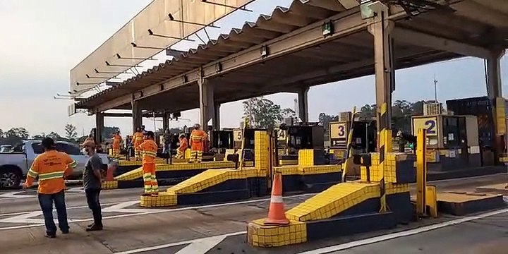 Trabalhadores liberam cancelas de pedágio em Arapongas