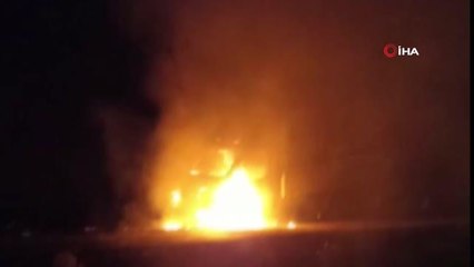 Hayvanlara çarpmamak için manevra yapan pikap şarampole yuvarlanıp alev aldı