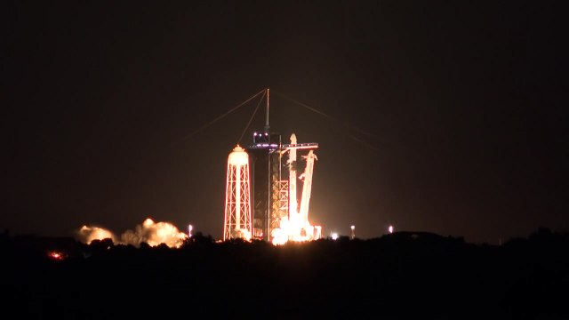 Primeira tripulação apenas de civis da SpaceX chega ao espaço