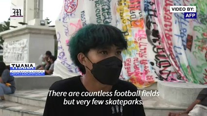 Bangkok protesters skate for democracy