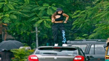 लड़की ने इंदौर के चौराहे पर किया जोरदार डांस, वायरल वीडियो देख गृहमंत्री ने दिए कार्रवाई के आदेश