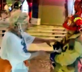 Son dakika! AVCILAR'DA BİR GÖZÜ GÖRMEYEN KEDİYİ METRUK BİNADAN İTFAİYE KURTARDI