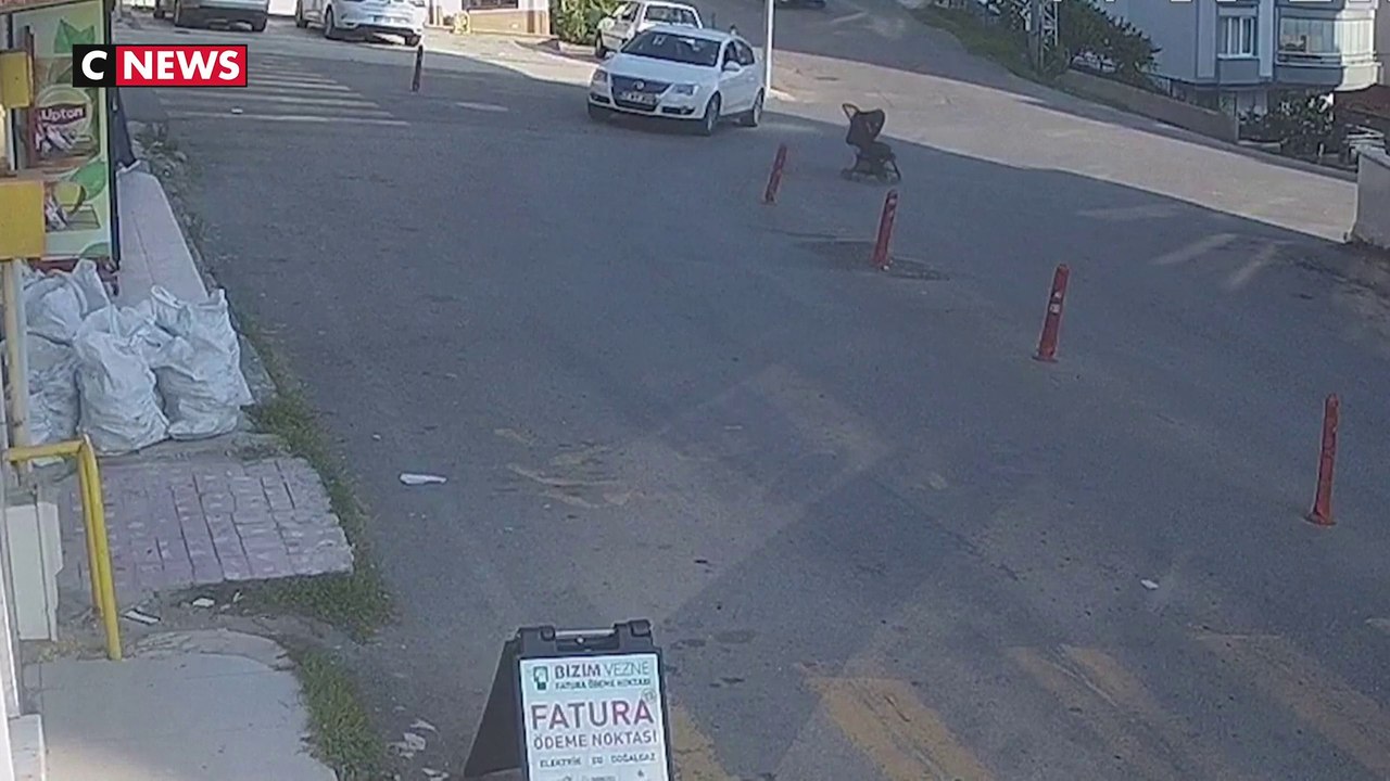 Vidéo : l'effroyable course folle d'une poussette hors de contrôle