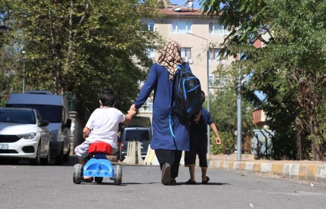 YÜRÜME ENGELLİ AKIN'IN 3 TEKERLEKLİ BİSİKLETLE ZORLU EĞİTİM YOLCULUĞU