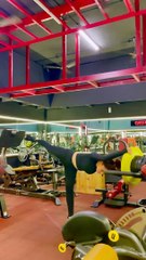 காலைத் தூக்கி செம ஒர்க் அவுட்... ஜொள்ளு விட்டு பார்க்கும் ரசிகாஸ்!