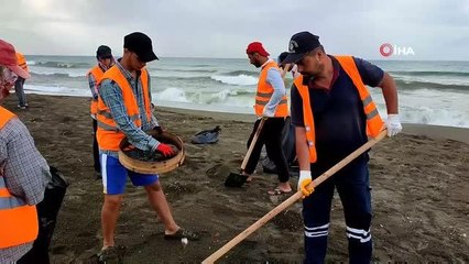 Hatay'da yağmura rağmen petrol atıkları temizleniyor