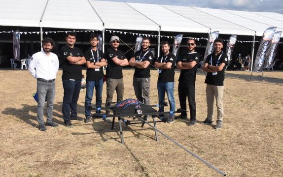 Vefa'lı gençlerin insansız yangın söndürme aracı TEKNOFEST'te tüm görevleri başardı