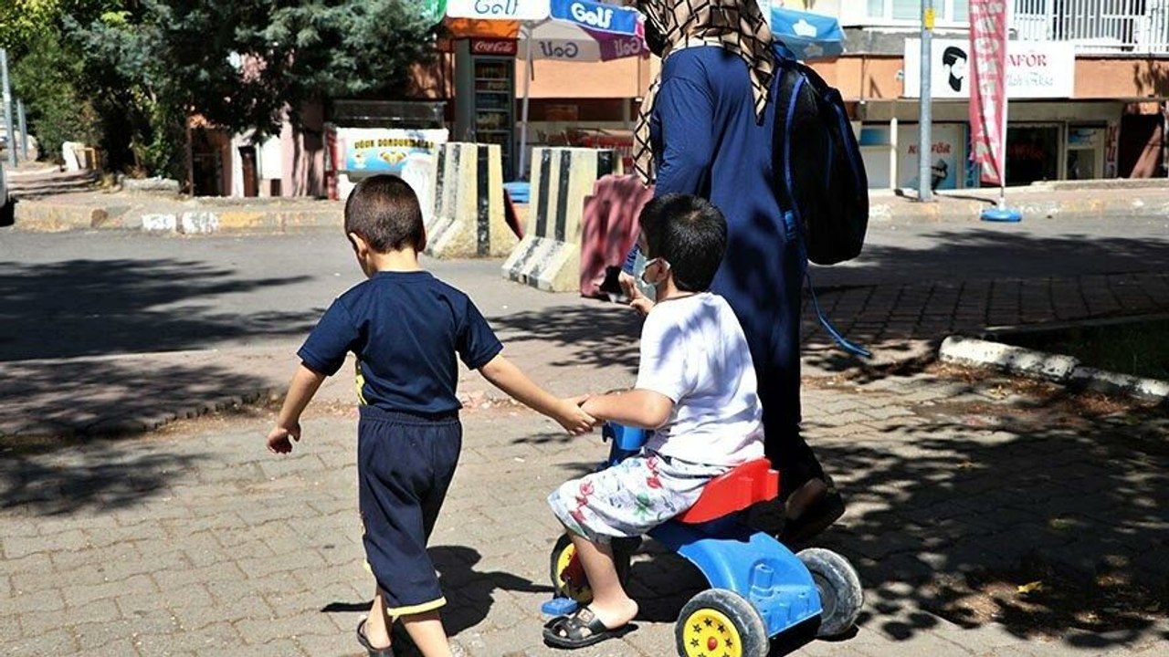 Yürüme engelli Akın’ın okuma azmi