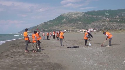 Sahillerde Suriye kaynaklı petrol sızıntısının temizlik çalışmaları sürüyor