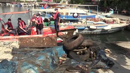 Marmaris'te dalgıçlar, derelerde temizlik yaptı