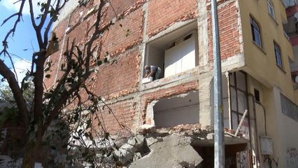 BAHÇELİEVLER'DE YIKIMDA HASAR ALAN YAN BİNA ONARILIYOR