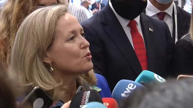 Calviño niega que se haya cerrado un acuerdo sobre la subida del SMI