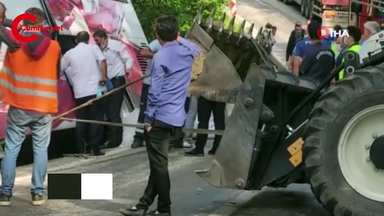 35 yolcusu bulunan otobüs, uçurumun kenarında asılı kaldı