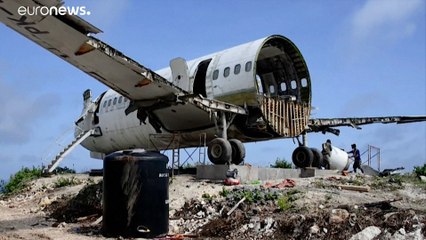 شاهد | هيكل طائرة فوق جرف صخري في إندونيسيا مخصص لاستقبال السياح