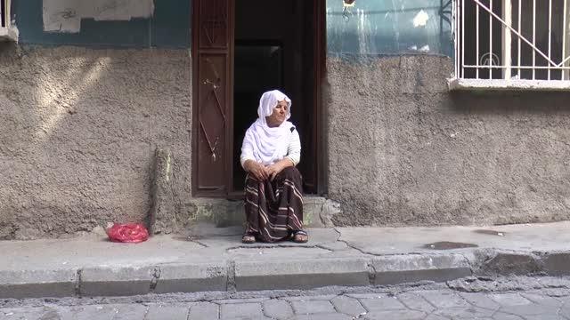 DİYARBAKIR - Türk Kızılay, kirasını ödeyemeyen anne ve engelli kızına sahip çıktı