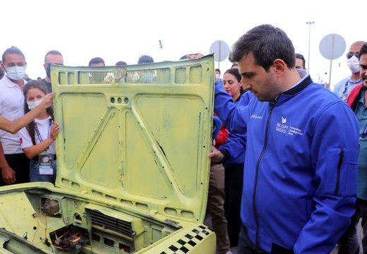 TEKNOFEST Yönetim Kurulu Başkanı Bayraktar, otonom araç yarışmasına katılan araçları inceledi