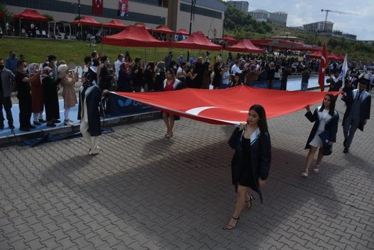 Bartın Üniversitesinde mezuniyet sevinci