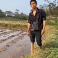 Anh nông dân bắt lươn đồng quá đỉnh | The farmer who caught the field eel was so excellent