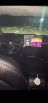 Il roule avec sa Tesla en pilotage automatique sans être sur le siège conducteur... risqué