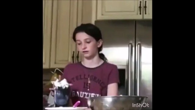 Elle va avoir la pire idée qu'une pâtissière puisse avoir... Mal au doigts