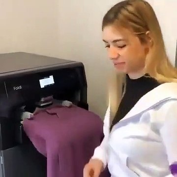 Cette machine repasse et plie le linge toute seule... le rêve