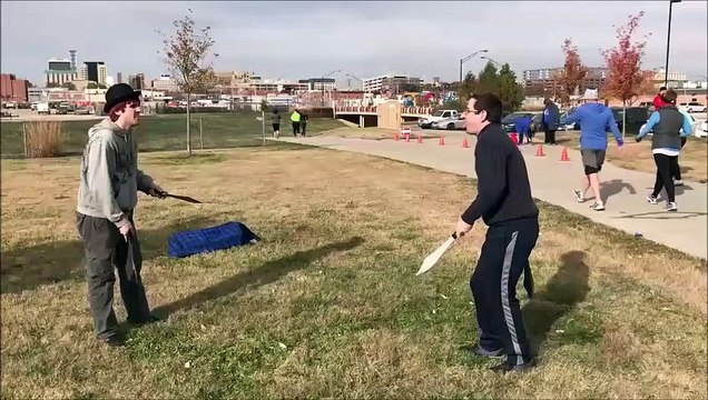 2 jongleurs de couteaux se font surprendre en plein entrainement... Douloureux