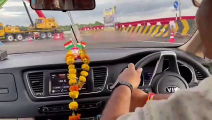 150 की रफ्तार से कार दौड़ाकर केंद्रीय मंत्री ने की हाइवे की टेस्टिंग, देखें वीडियो