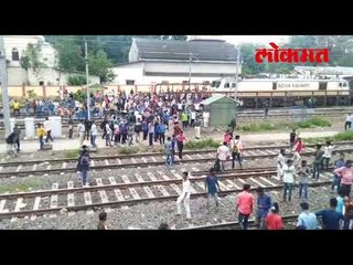 भुसावळ स्थानकावर गाड्या खोळंबल्याने प्रवाशांचा संतापभुसावळ (जि. जळगाव) | Lokmat News