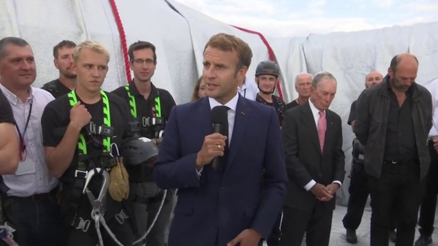 Vous avez porté le projet pour un lieu qui a tant souffert à la fin de l'année 2018 : Emmanuel Macron s'adresse aux équipes qui ont empaqueté l'Arc de Triomphe