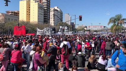 Arjantin'de binlerce kişi istihdam ve sosyal yardım talebiyle yürüdü