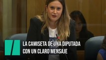 La camiseta con la que una diputada de Podemos ha ido a la Asamblea: mensaje clarísimo