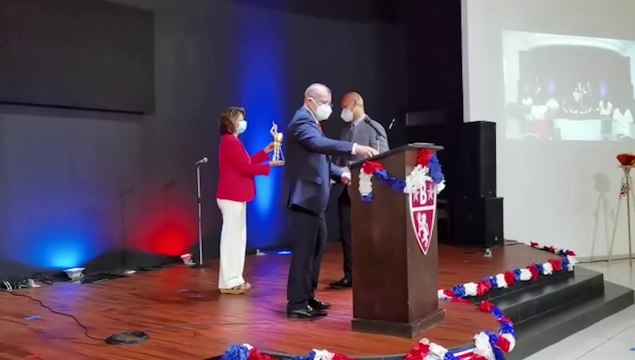 ext-otorgan-reconocimiento-el-quijote-a-director-de-centro-educativo-160921