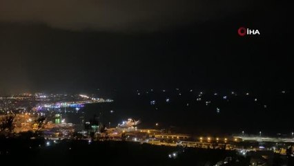 İskenderun'da şimşekler ile gelen şiddetli sağanak hayatı olumsuz etkiledi