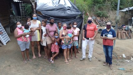 MÃE DE 8 FILHOS VIVENDO EM UMA CASA DE TAIPA, SEM BANHEIRO, NA BR 101