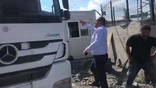 Kuzey Ormanlarındaki doğa katliamını görüntüleyen vekilin, hafriyat kamyonlarıyla önünü kestiler