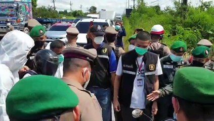 เจ้าหน้าที่ตำรวจ สภ.หนองกรับ จ.ระยอง นำตัวผู้ต้องหาฆ่าปาดคอสาวโรงงานหวังข่มขืน ถูกชาวบ้านรุมประชาทัณฑ์