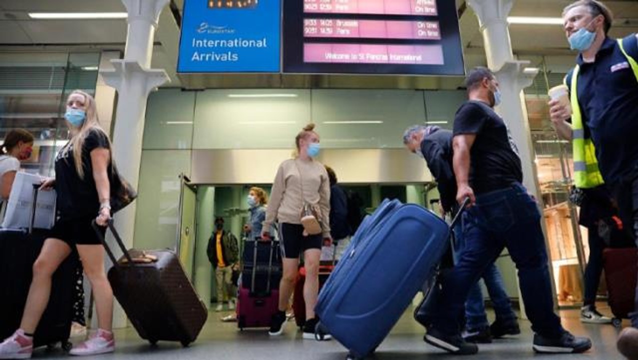 İngiliz hükümetinin bugün Türkiye'yi seyahat yasağı olan kırmızı listeden çıkaracağı iddia edildi